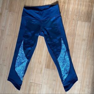 Lululemons cropped navy blue leggings